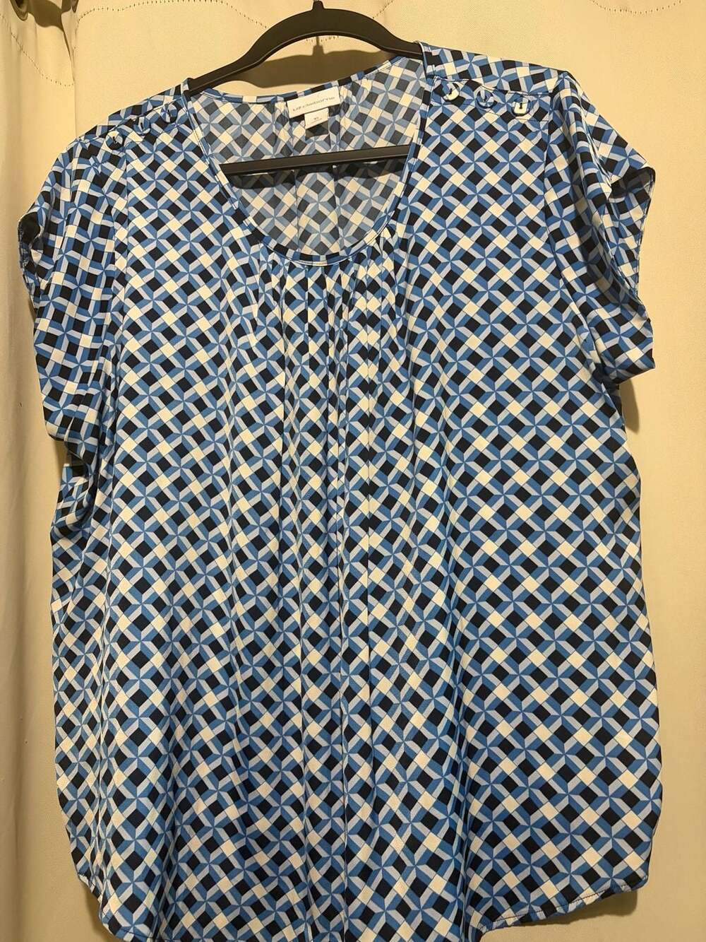 Liz Claiborne Blue and White Geometric Print Short Sleeve Blouse